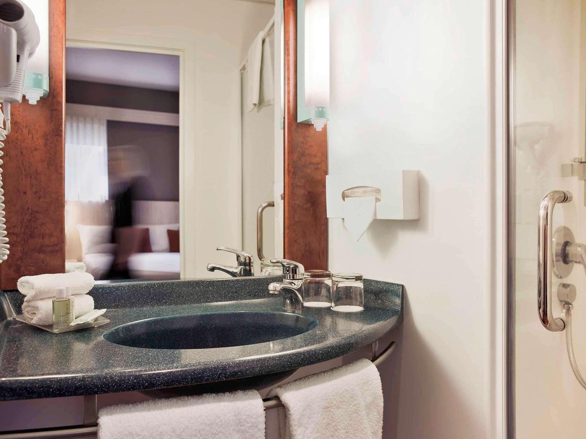 Chambre Lit Queen-Size Standard - Accessible aux Personnes à Mobilité Réduite