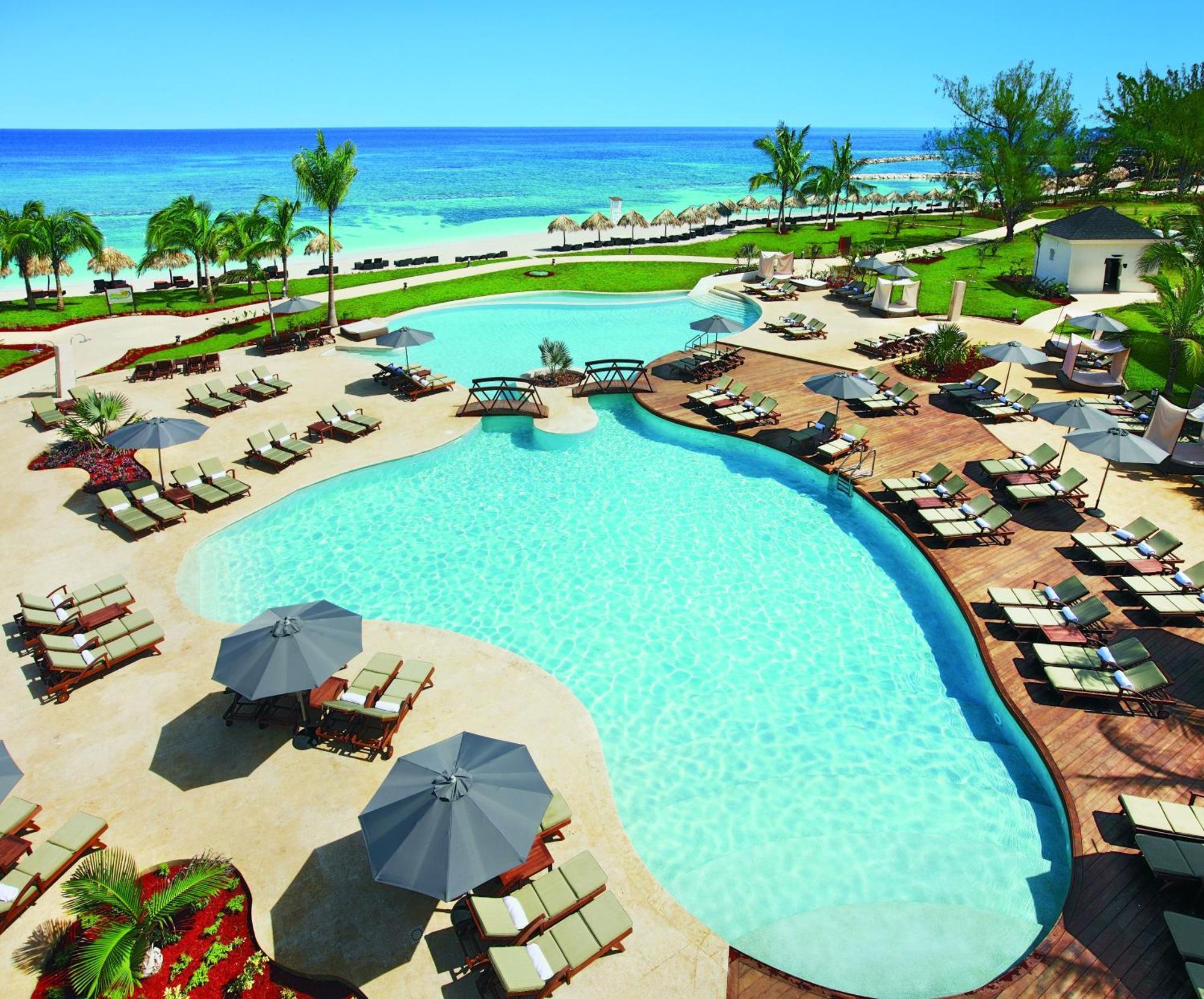 Suite Junior con cama extragrande y vistas al mar