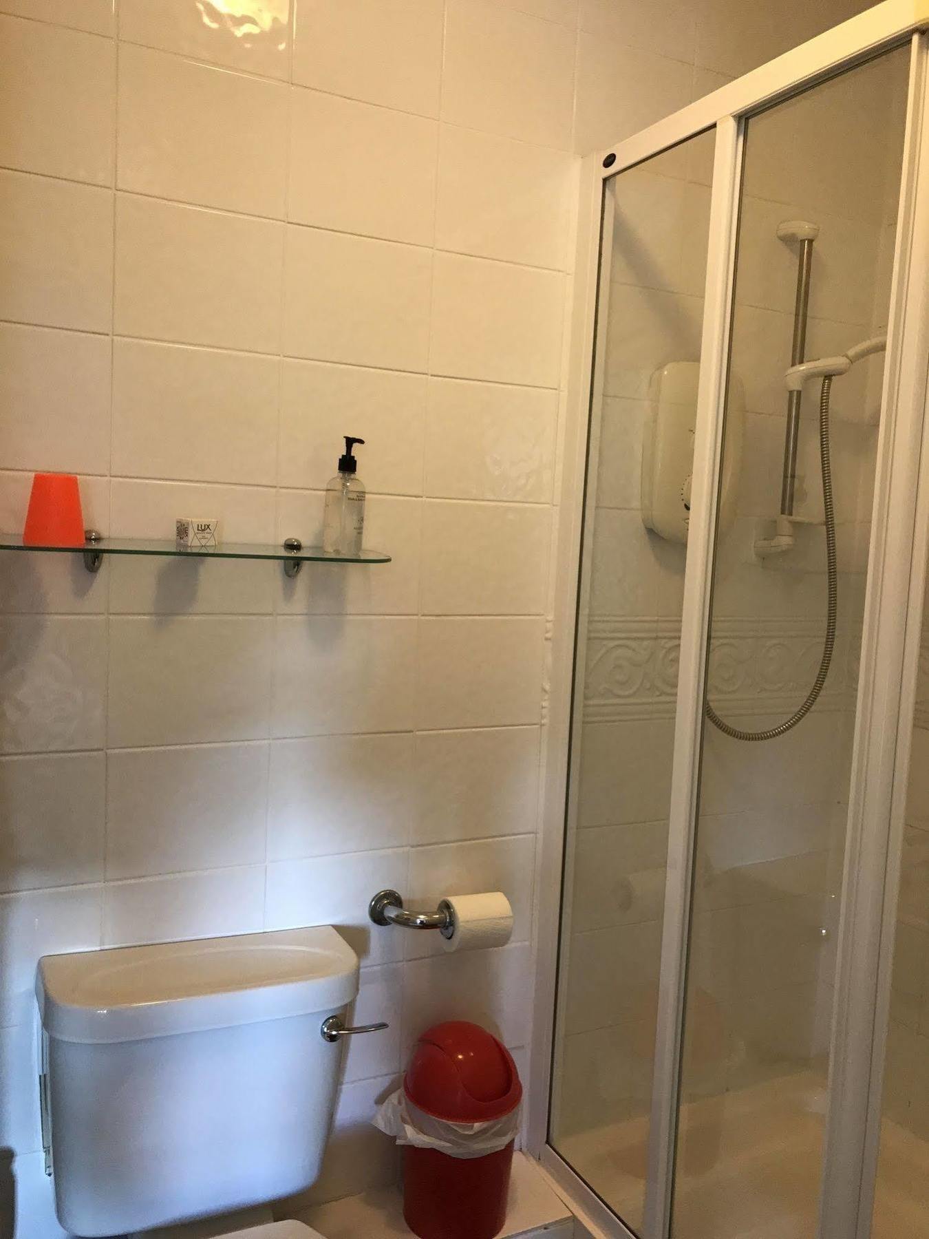Twin Room En Suite Bathroom