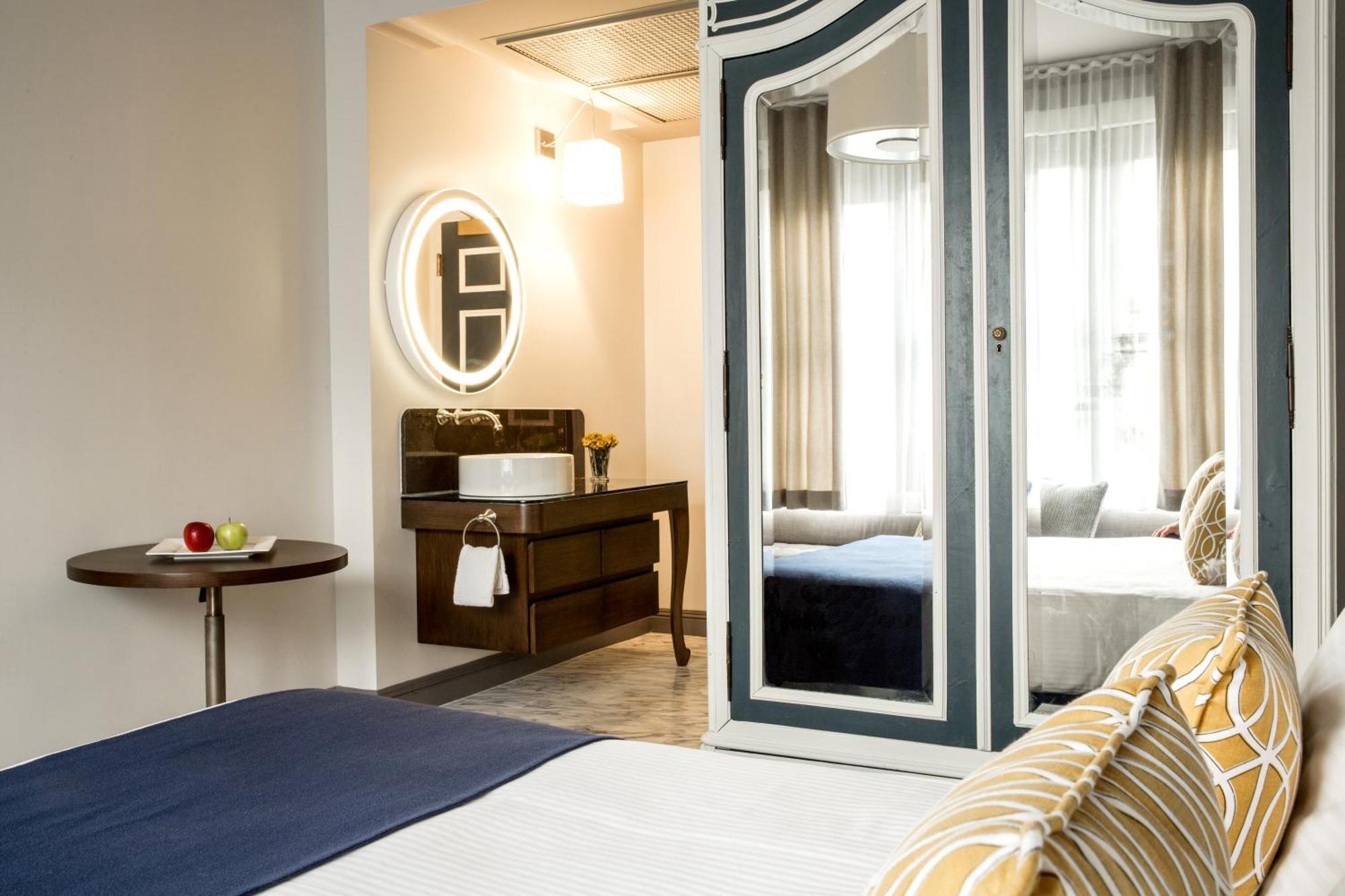 Deluxe Queen Room