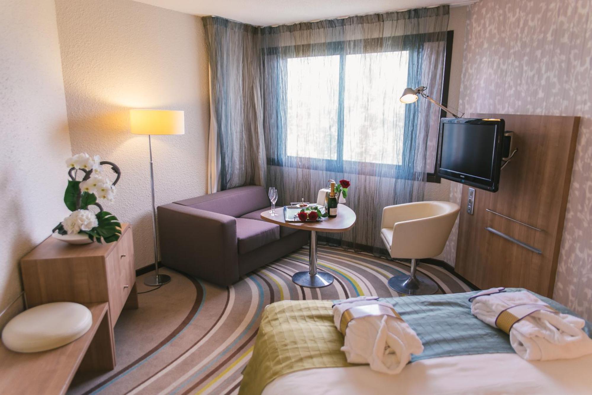 Habitación Superior con 1 cama doble y 1 sofá, lado del jardín