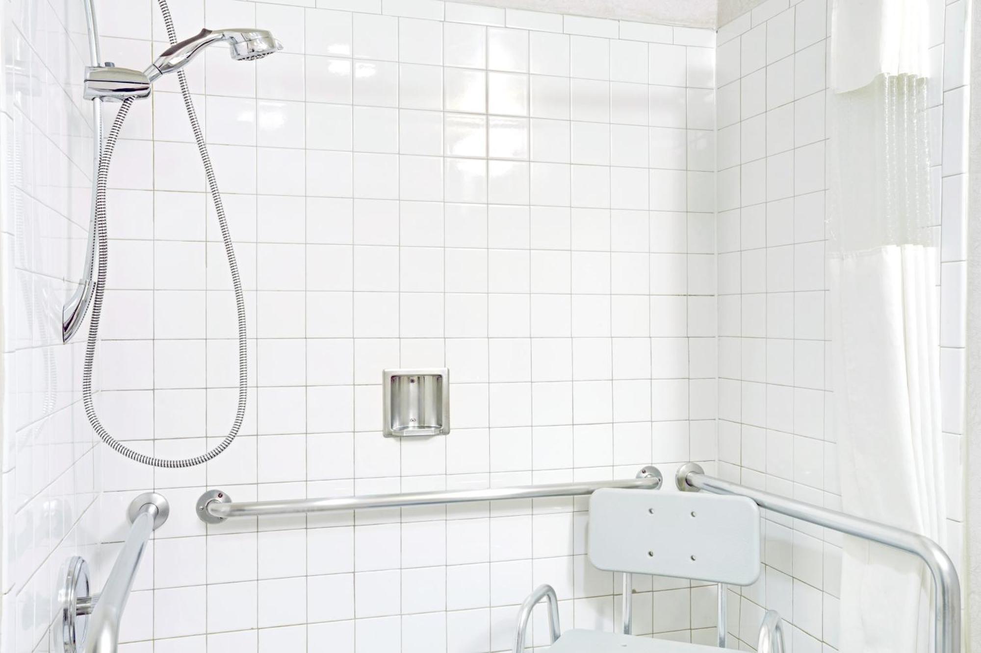 Kamer met Kingsize Bed en Rolstoeltoegankelijke Douche - Toegankelijk voor Gasten die Beperkt Mobiel zijn/Rookvrij