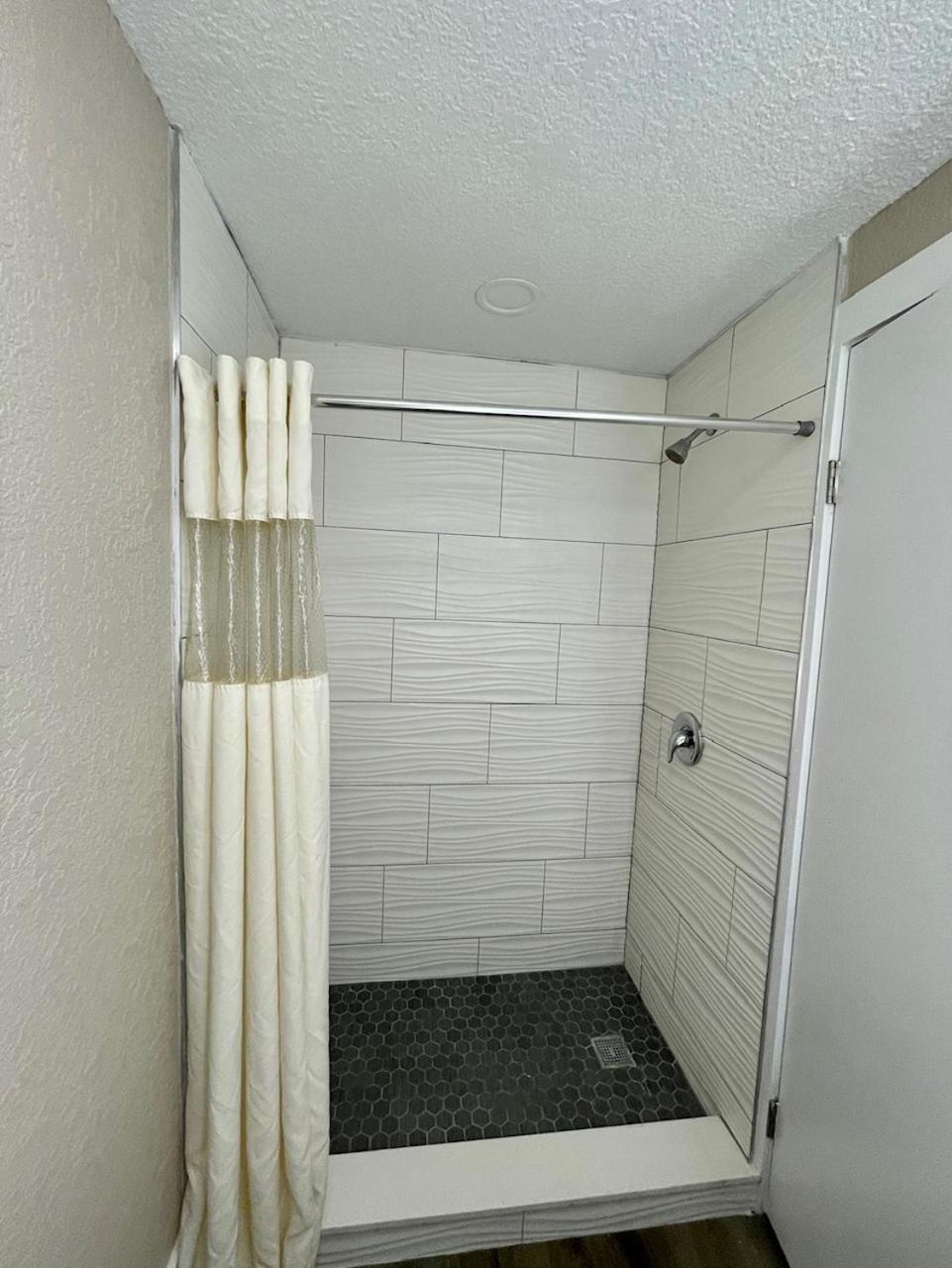 Quarto King com Acesso a Pessoas com Mobilidade/Audição Condicionada e Duche para Pessoas com Mobilidade Condicionada - Não Fumador