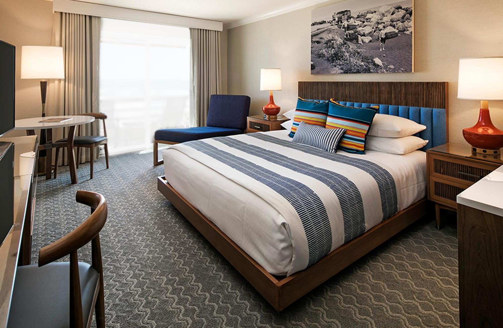 Zimmer mit Kingsize-Bett und seitlichem Meerblick