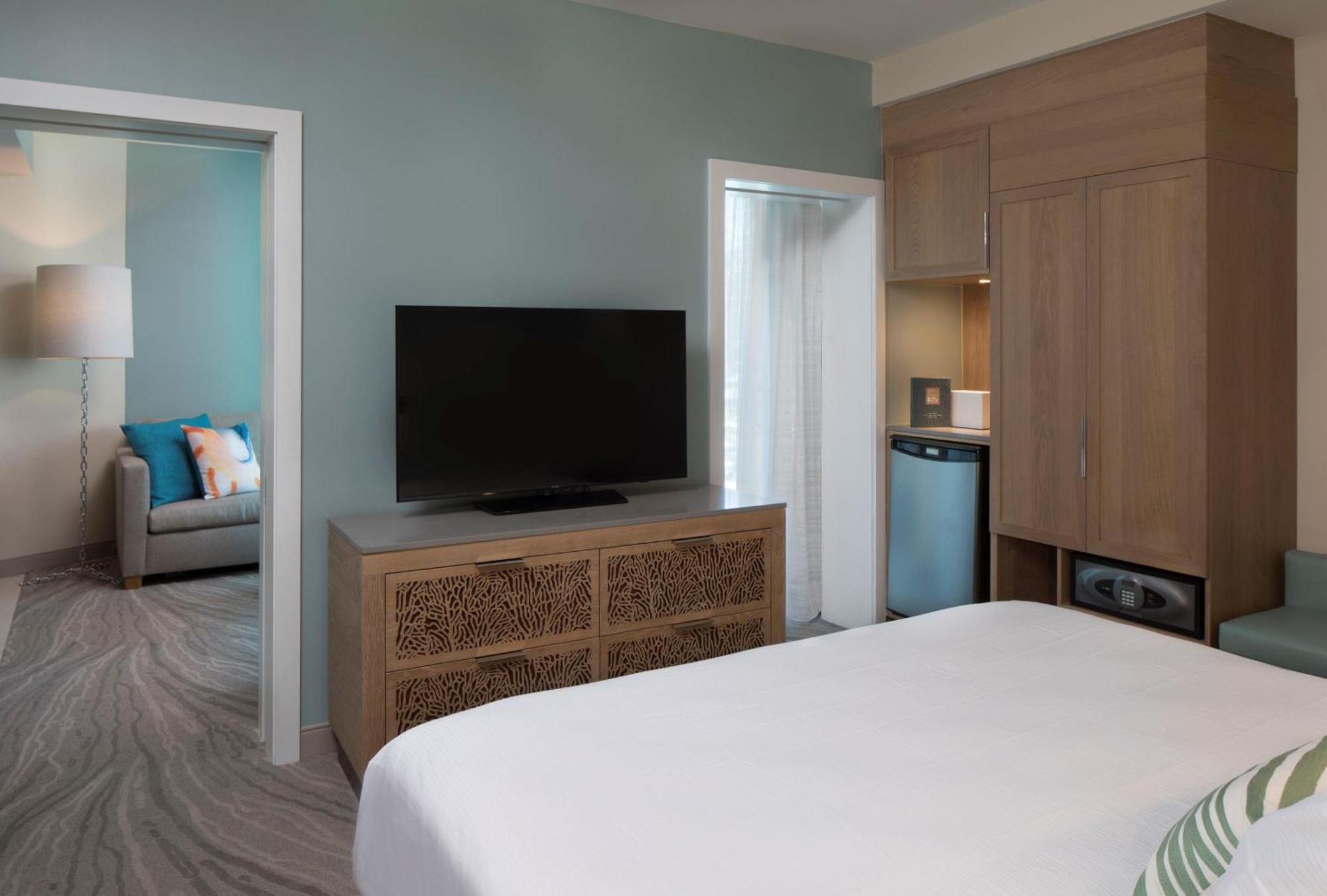 Suite con cama grande y vistas a la piscina