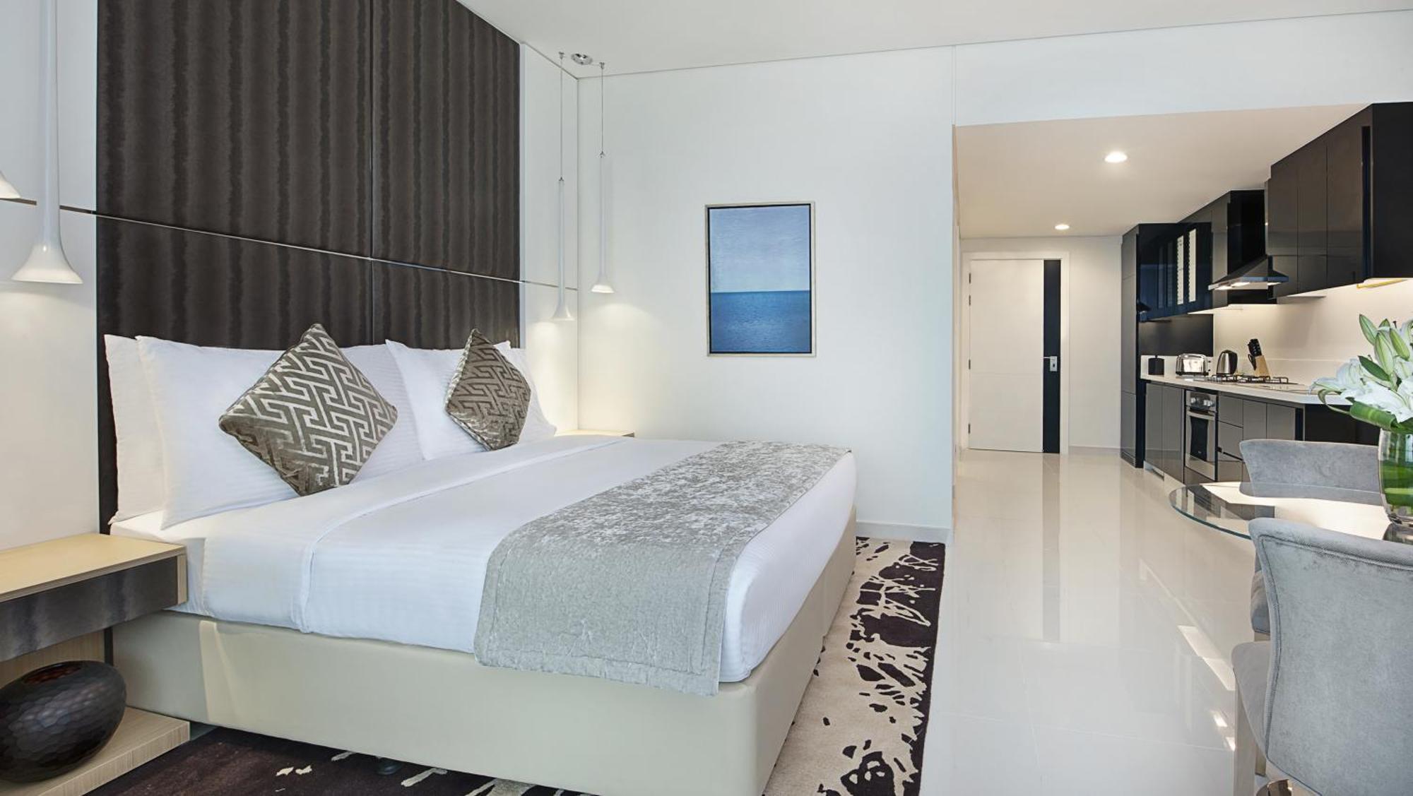 Deluxe Room kitchenette City Skyline View