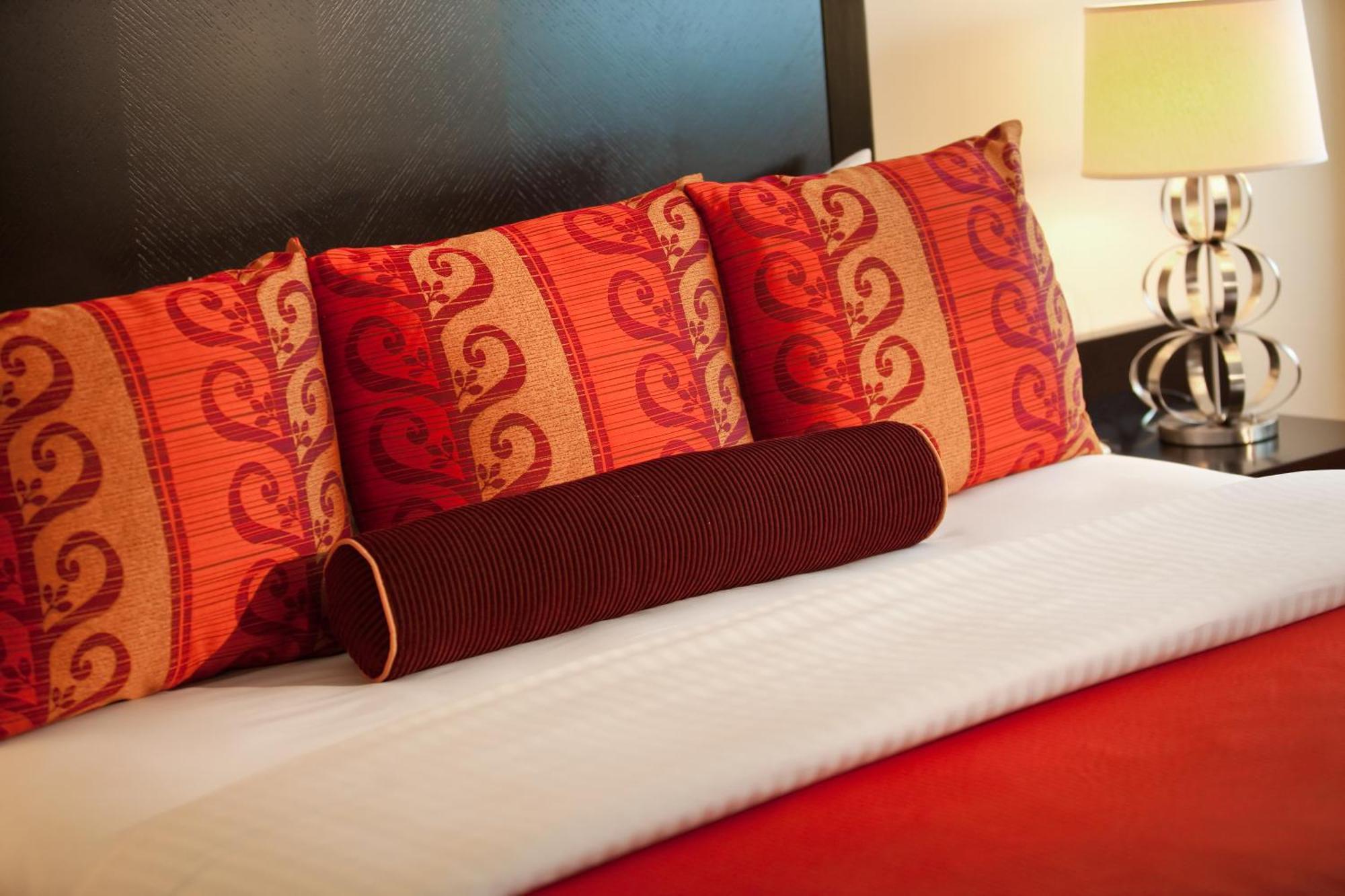 Habitación doble deluxe con cama grande y balcón