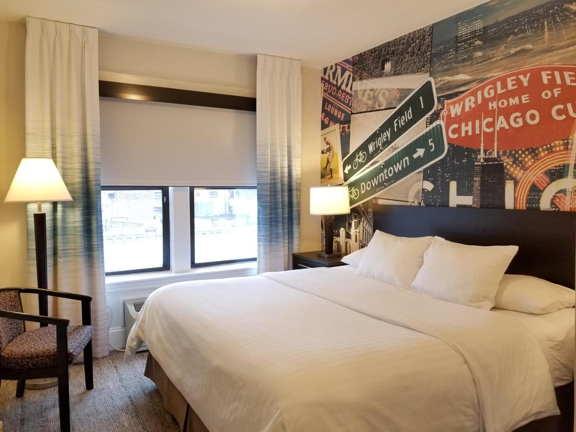 Habitación con cama extragrande.
