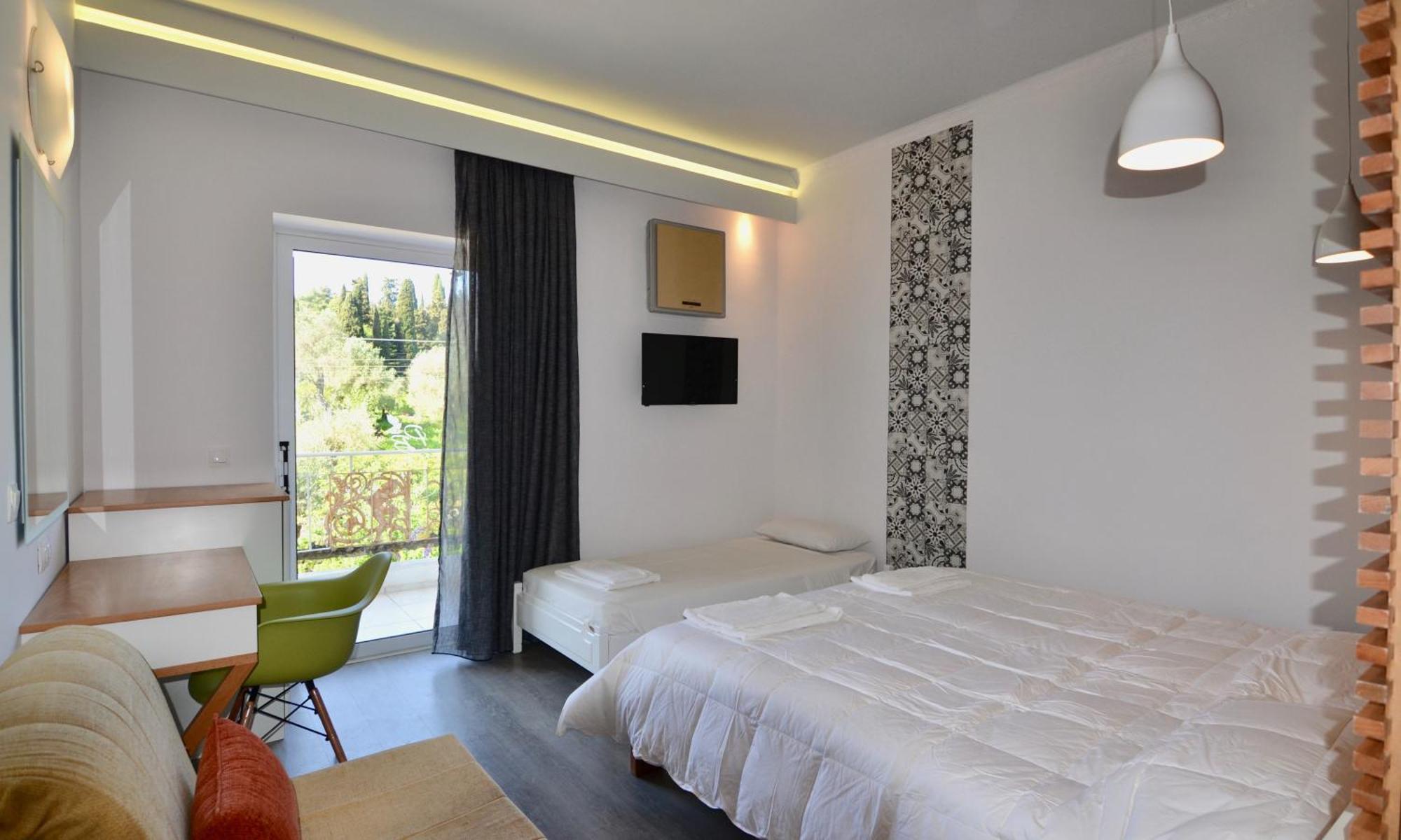 Chambre Triple - Vue sur la Piscine
