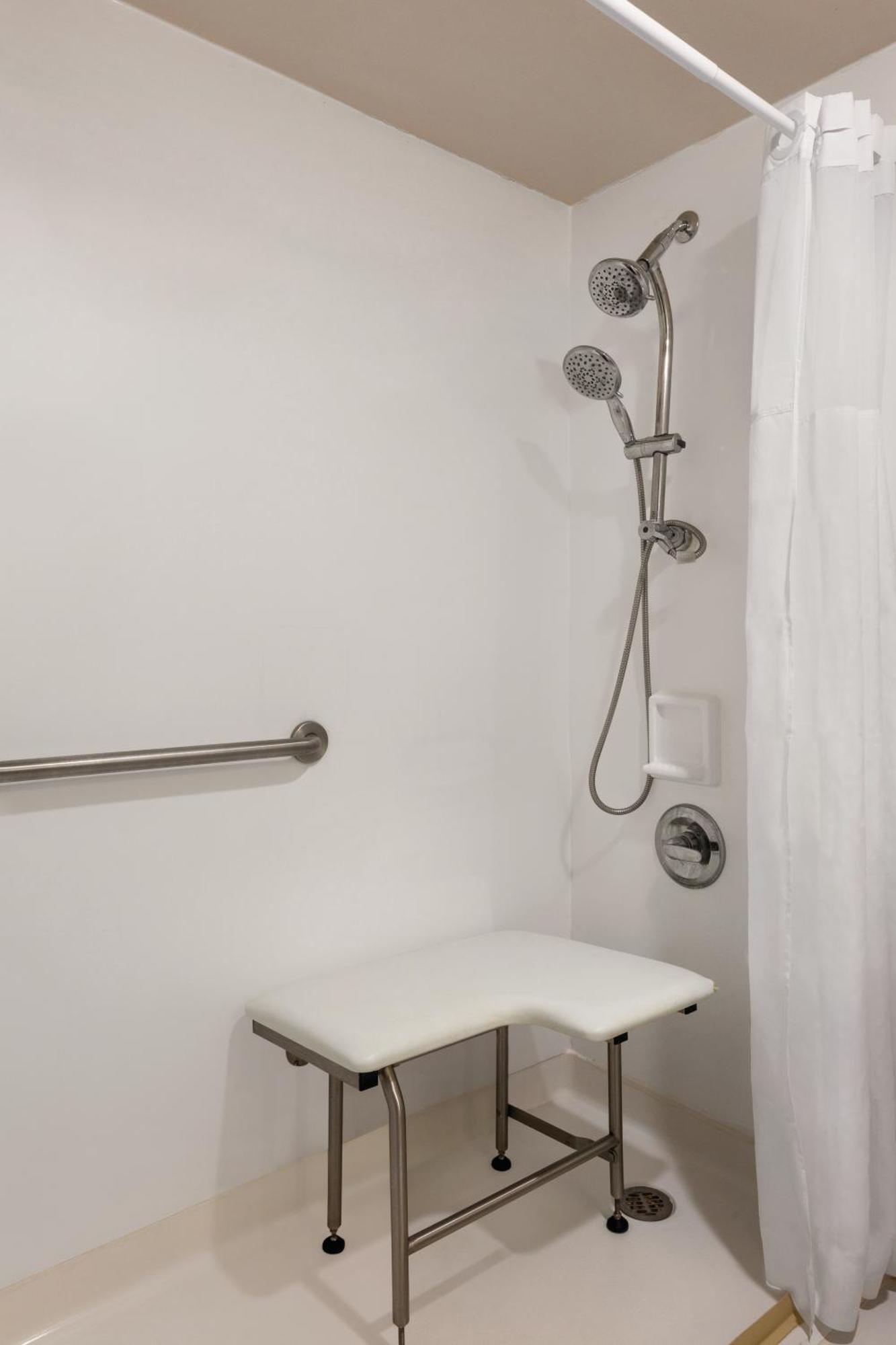 Quarto duplo com banheira – Acesso para pessoas com deficiência – não fumantes