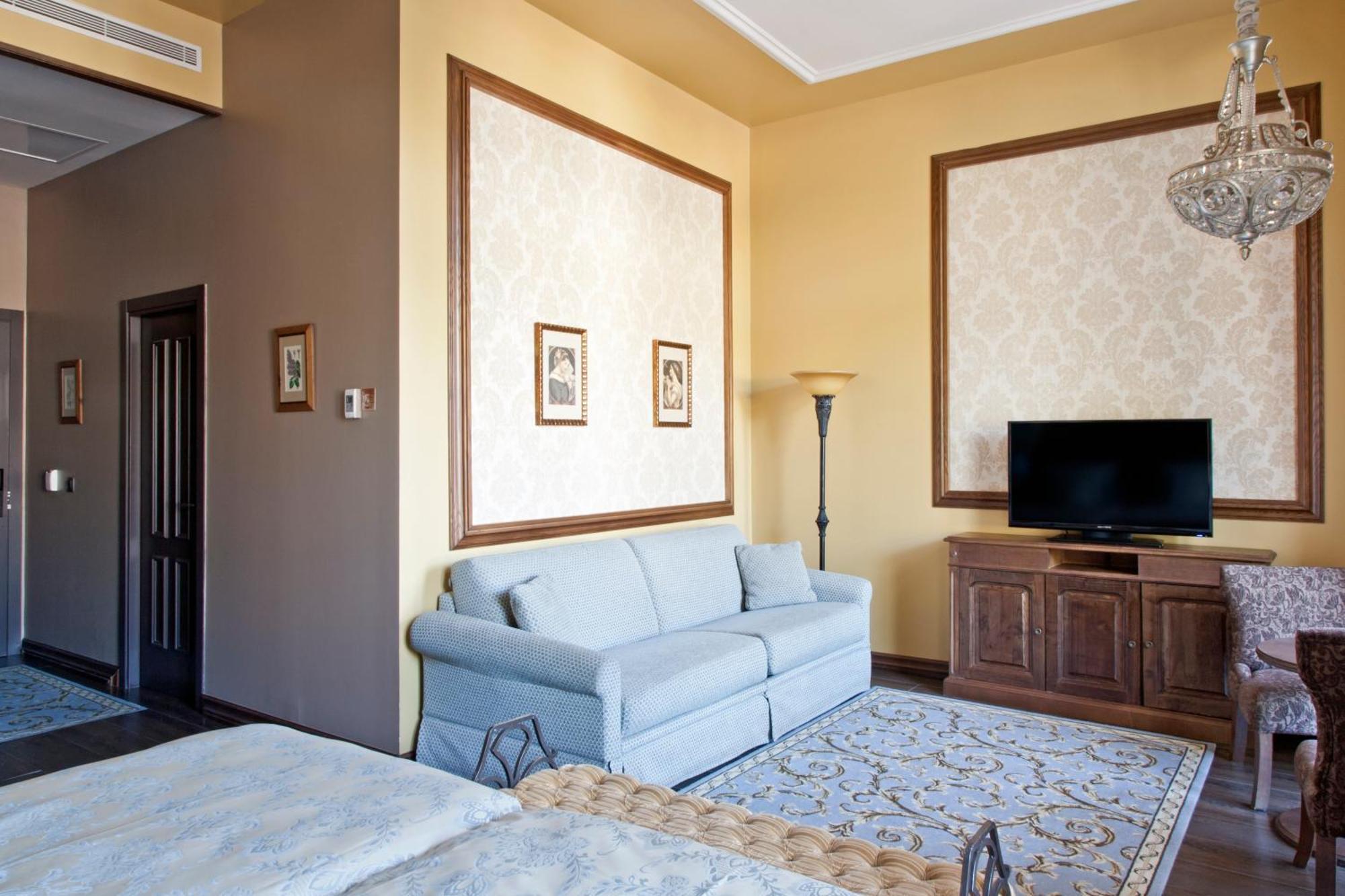 Deluxe Superior (1 adult) with Unlimited access + Express Wristband to PortAventura Park & Ferrari Land