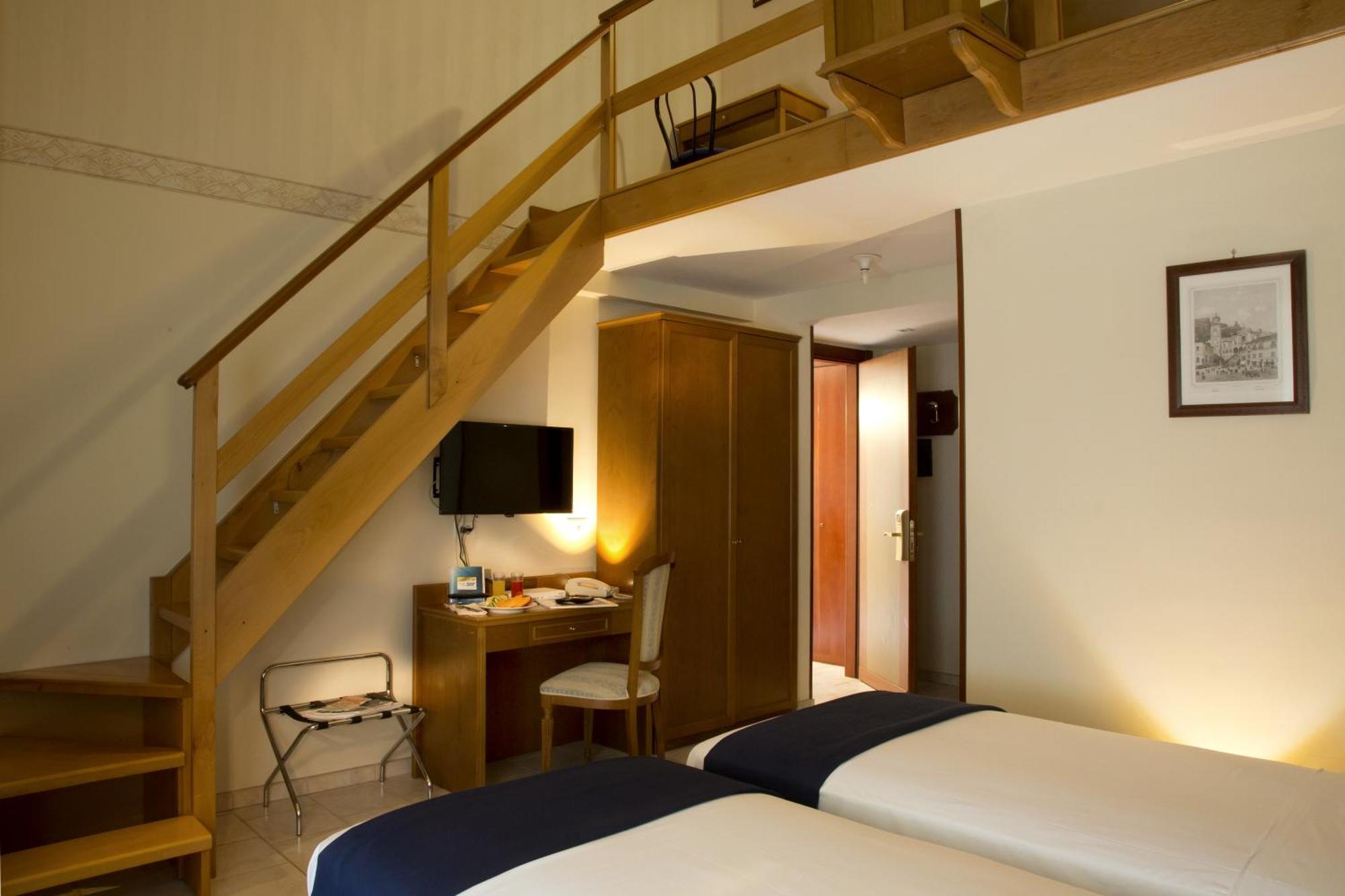 Quadruple Room Split Level