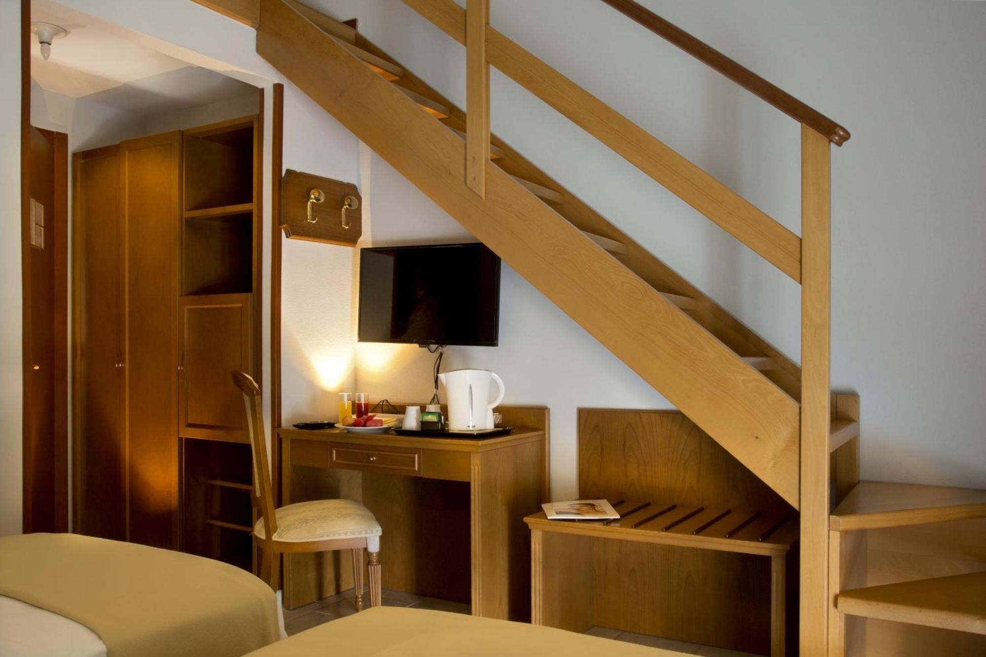 Quadruple Room Split Level