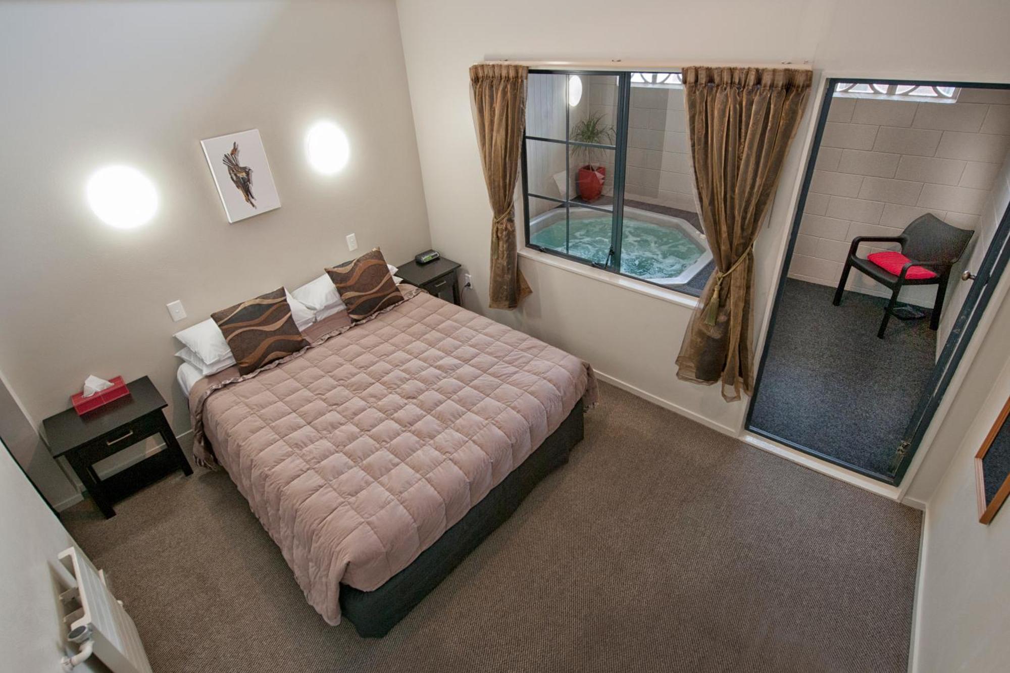 One-Bedroom Apartment Hot Tub