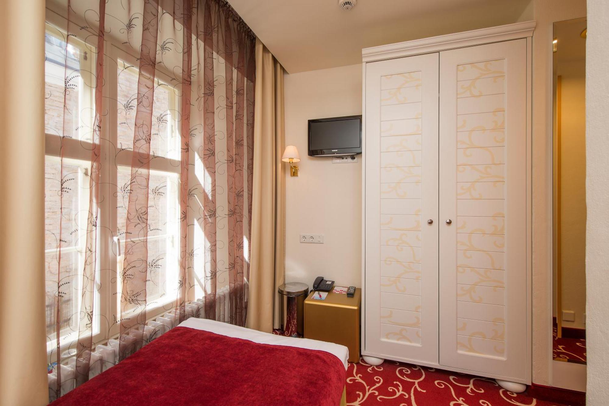 Small Single Room with Free Parking