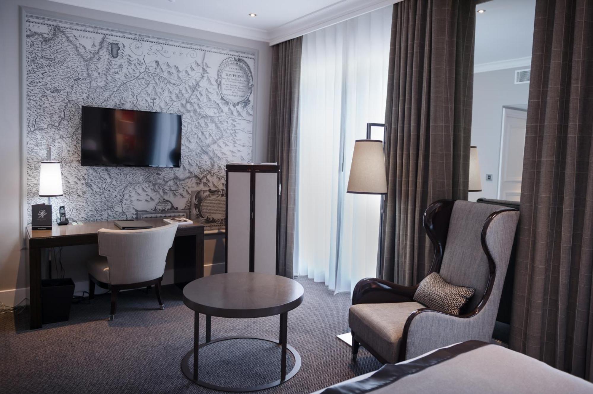 Deluxe City View Room Queen Bed