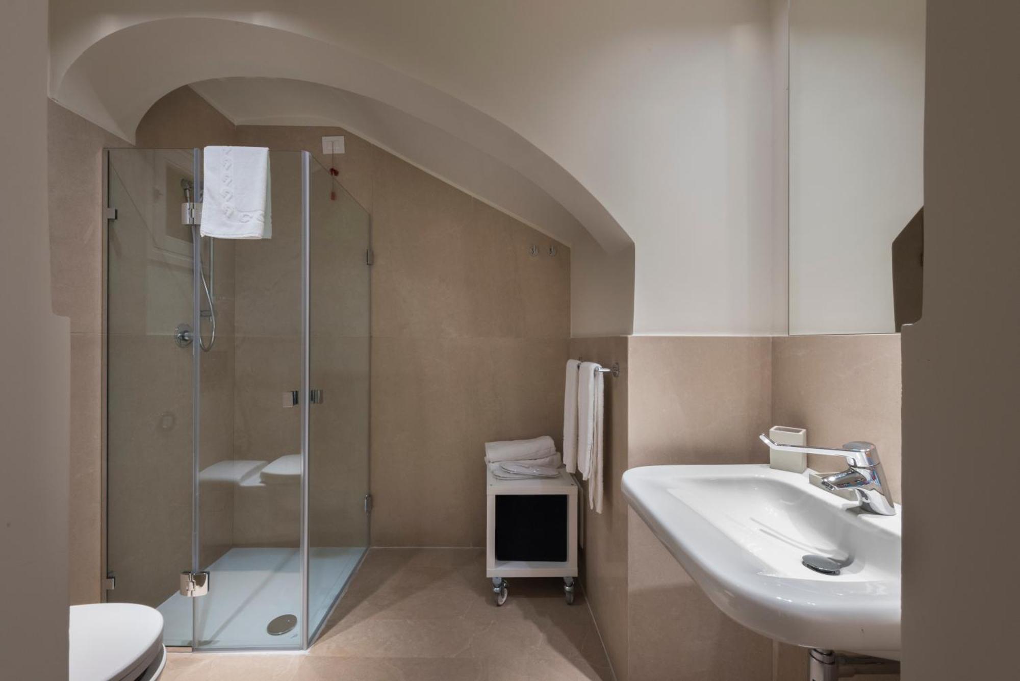 Executive Suite,710577097:JPEG