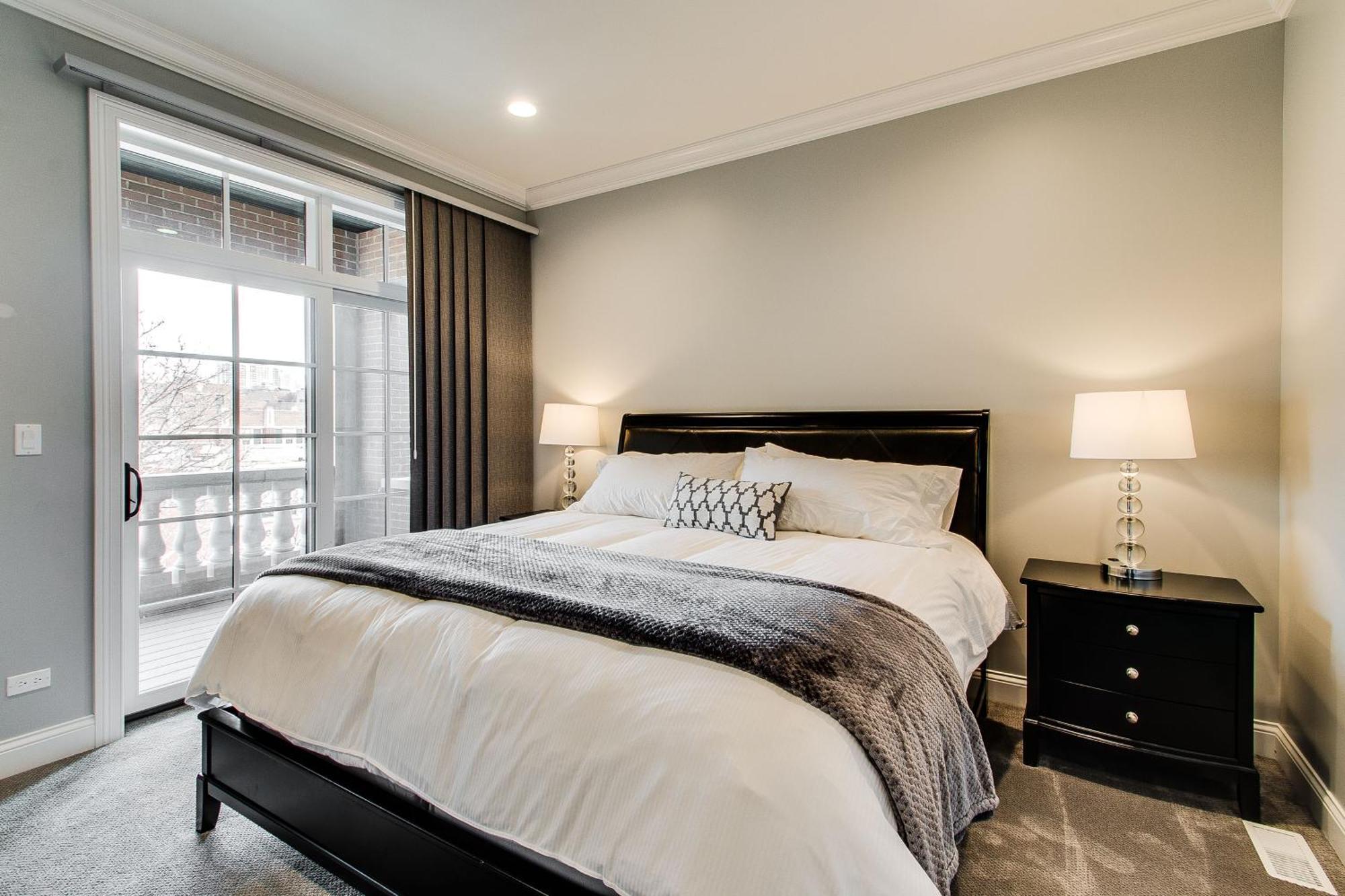 Suite con cama grande y balcón