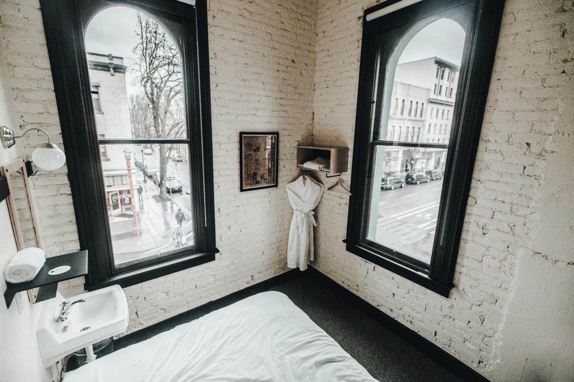Quarto com Cama Queen-size e Banheiro Compartilhado
