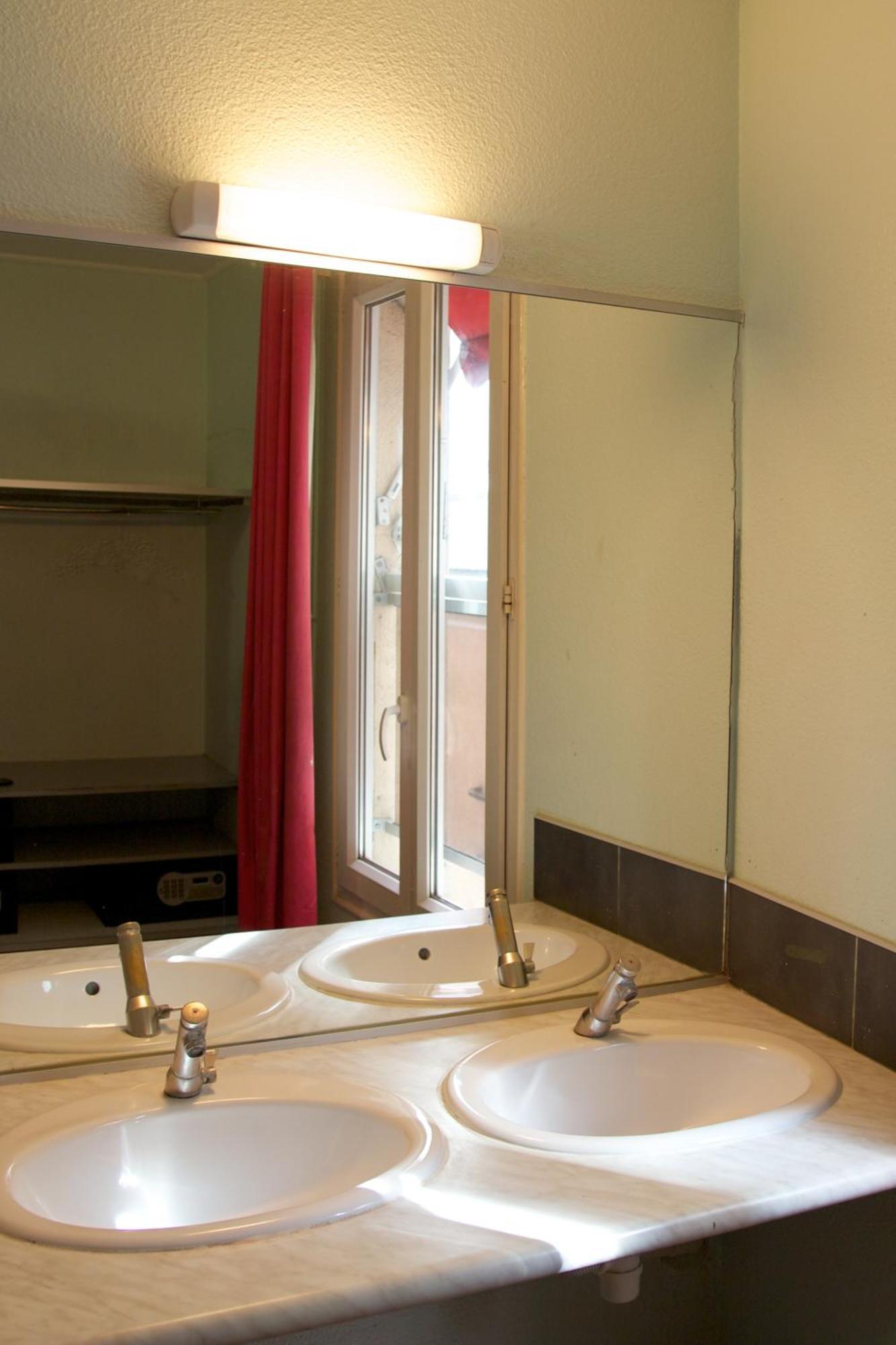 Quarto com 2 Camas de Solteiro e Banheiro Compartilhado