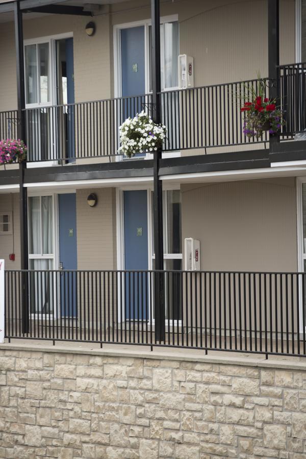 Motel Room King Jacuzzi Suite - Exterior Entrance