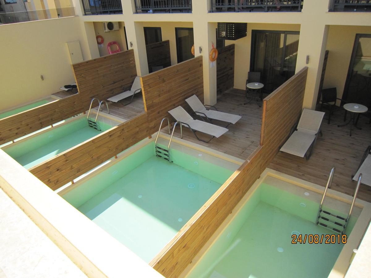 Chambre Double Supérieure au Demi Sous-Sol avec Piscine Privée