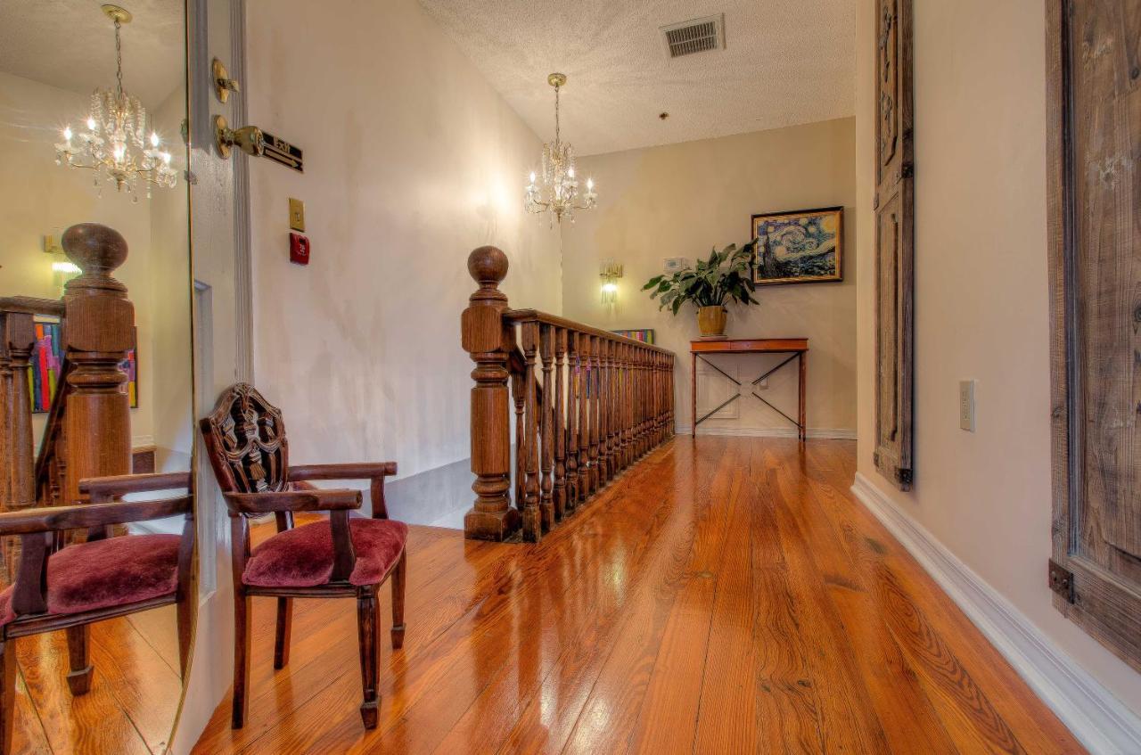 Deluxe Queen Suite
