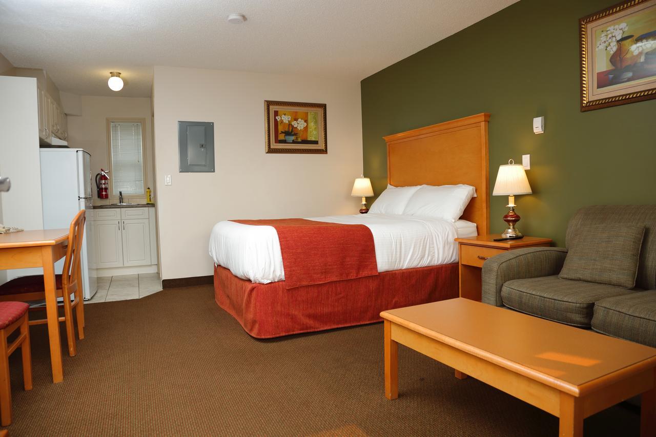 Queen Room Kitchenette