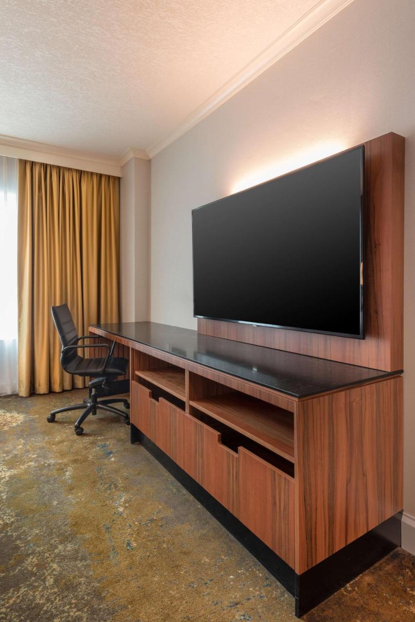Queen Room with Two Queen Beds - Club Access,1439885848:JPEG
