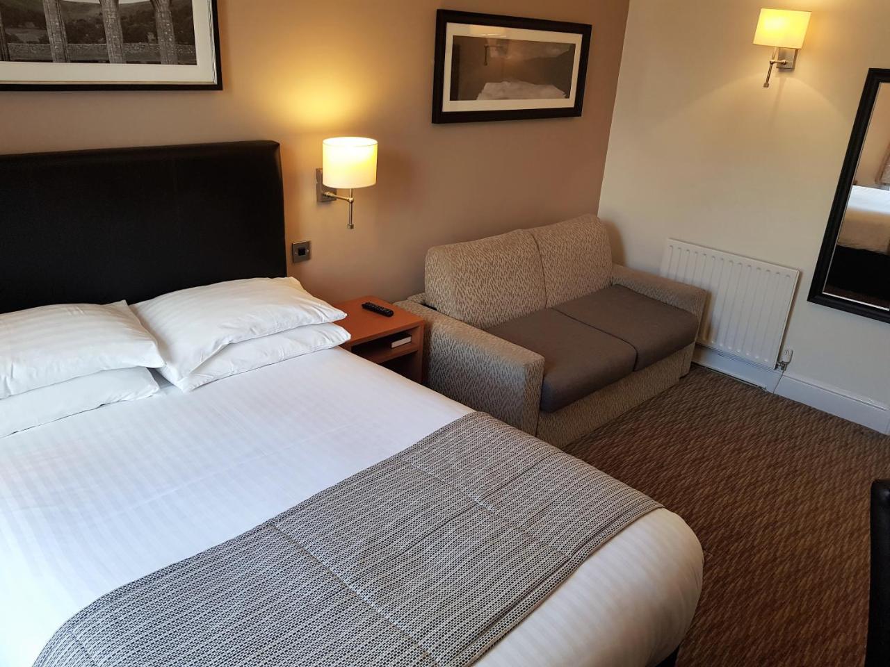 Family Room,723605224:JPEG