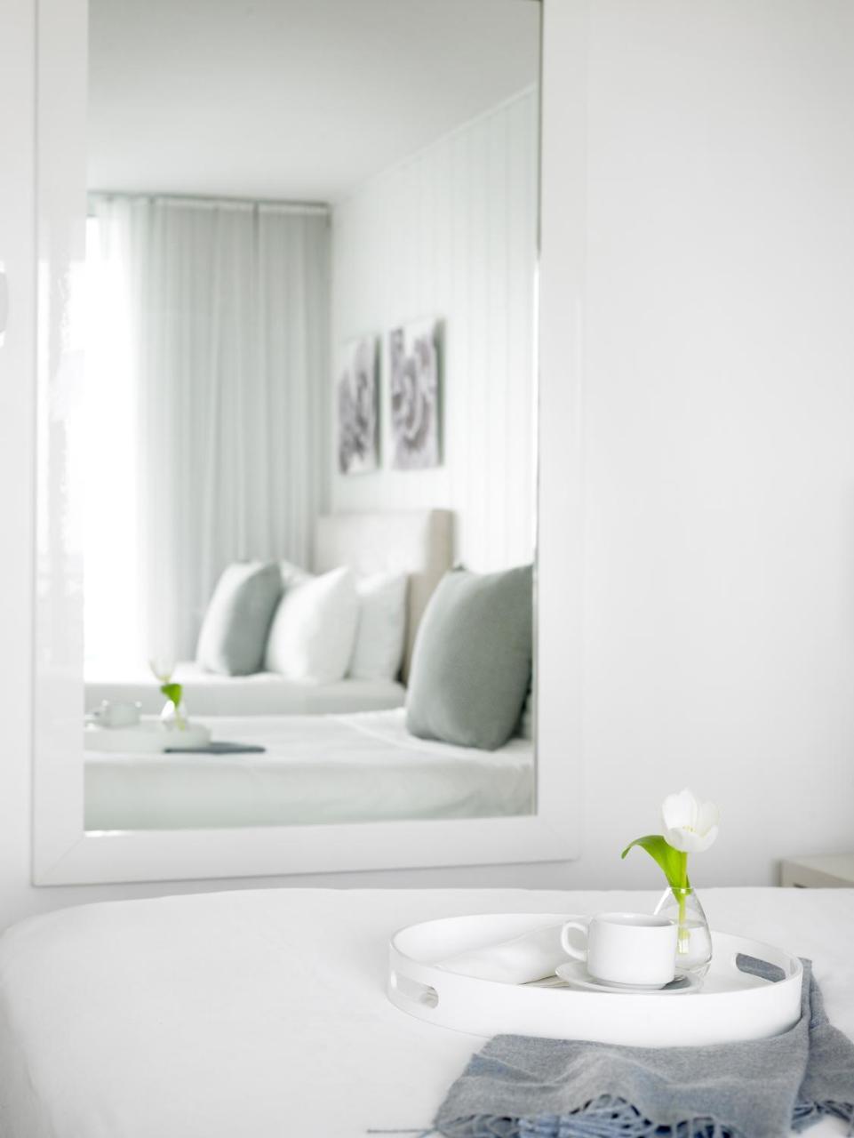 Quarto Duplo com 2 Camas de Casal e Vista Mar Parcial