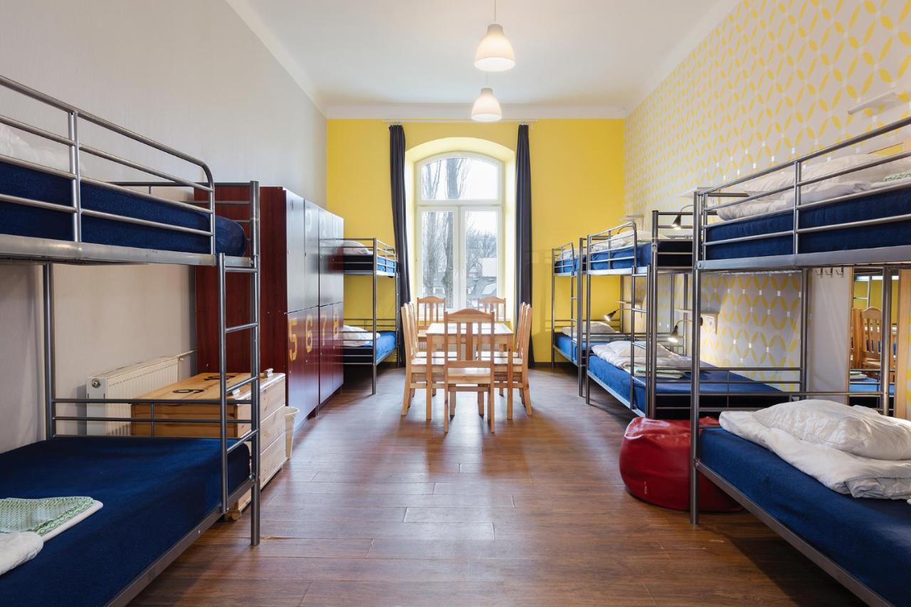Cama en habitación compartida de 10 camas con baño compartido