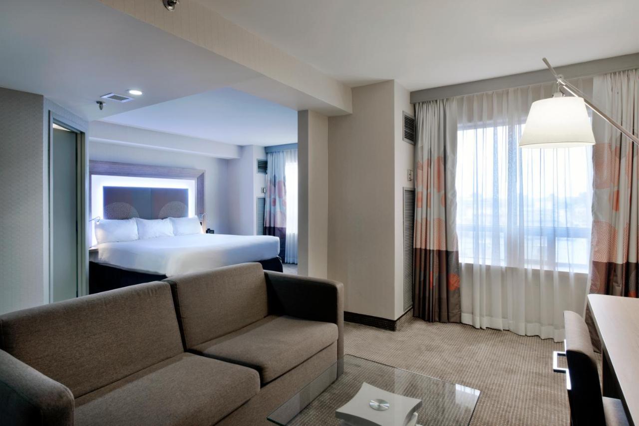 Suite Junior con cama extragrande y zona de estar