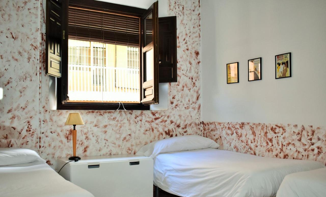 Quarto com Cama de Casal ou 2 de Solteiro e Banheiro Compartilhado