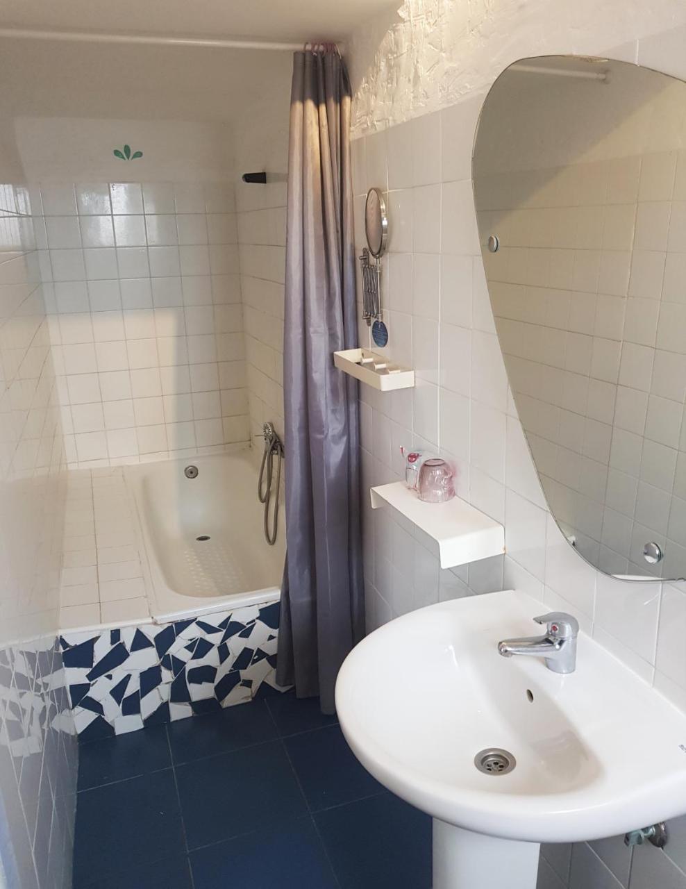 Single Room,746908139:JPEG