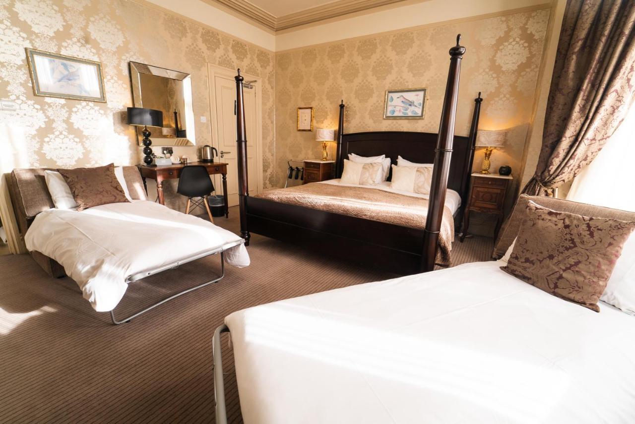 Large King or Family Room with Four Poster Bed