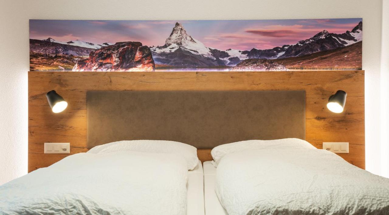 Three-Bedroom Apartment with Mountain View,750241184:JPEG