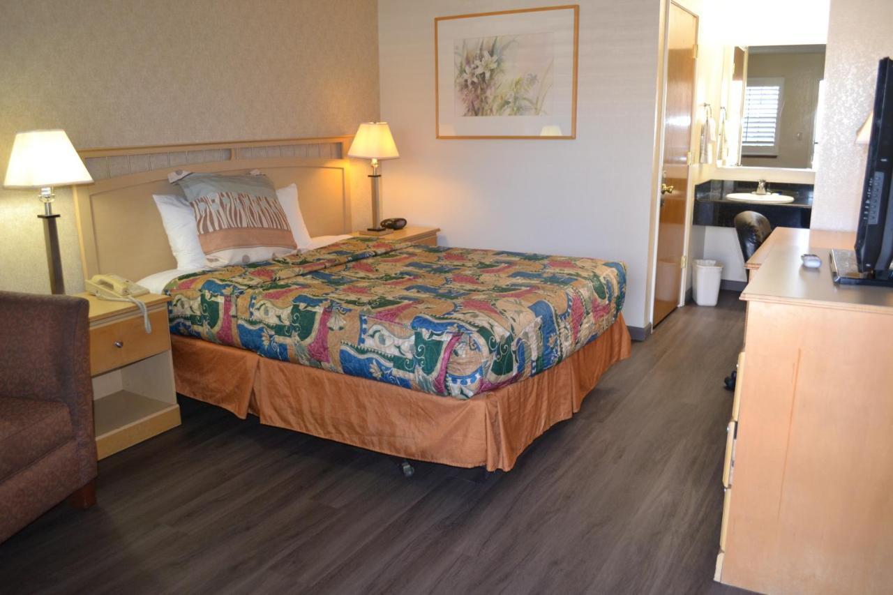 Standard Queen Room