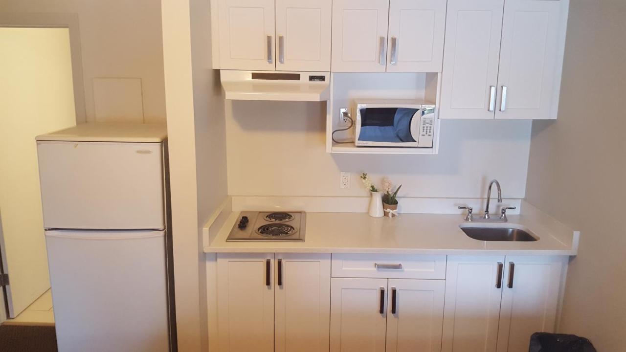 Queen Room Kitchenette