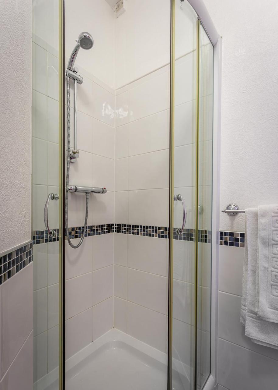 Single Room Private External Bathroom