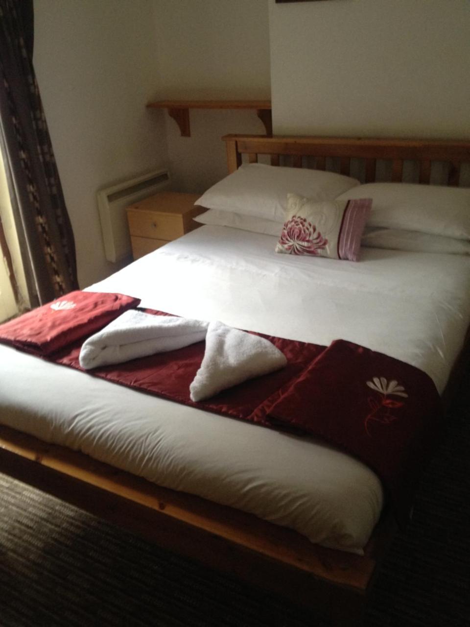 Budget Double Room with Shared Bathroom - Lower Ground Floor,754195162:JPEG