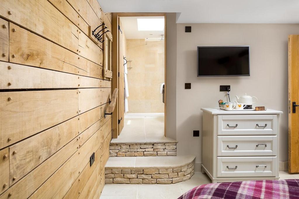 Deluxe Double Room Shower