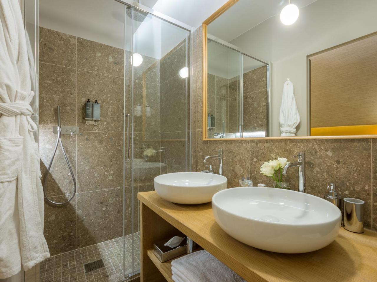 Deluxe Double Room Bath