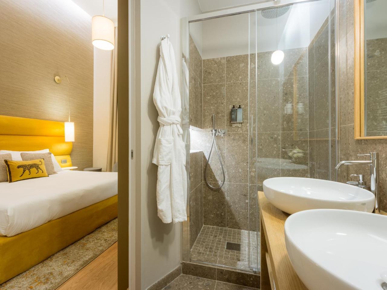 Deluxe Double Room Bath