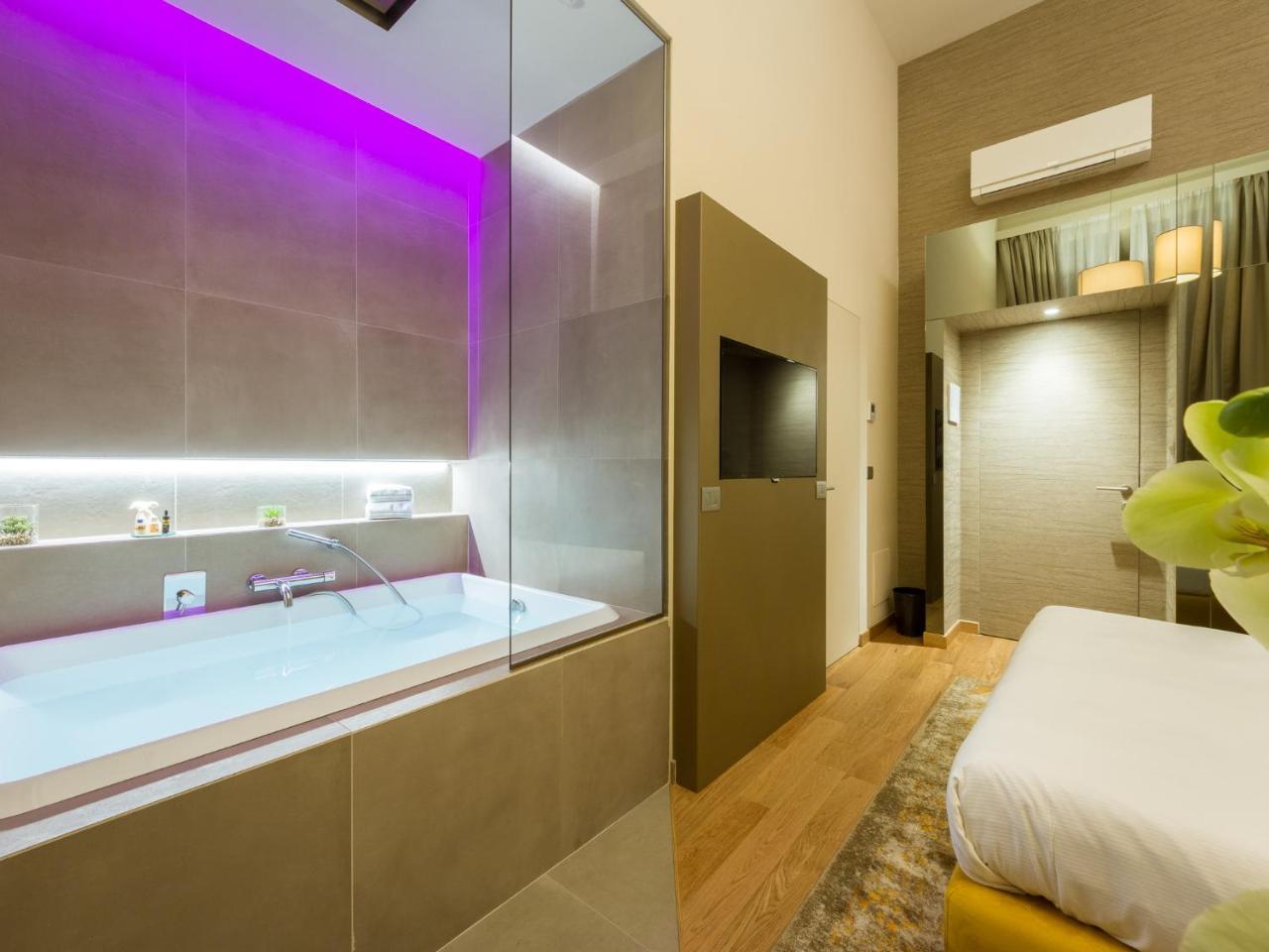 Deluxe Double Room Bath