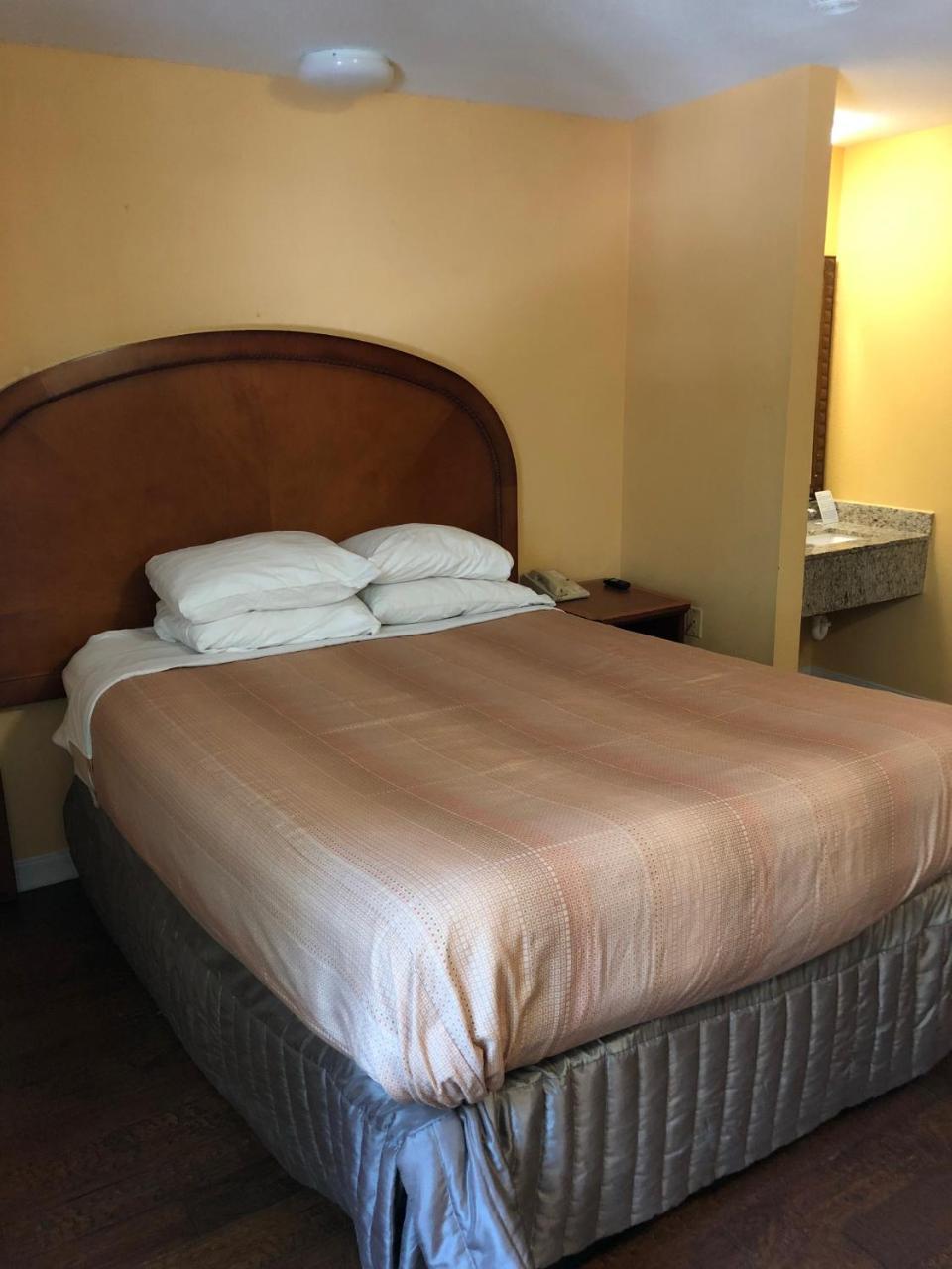 Quarto Duplo com 2 Camas de Casal