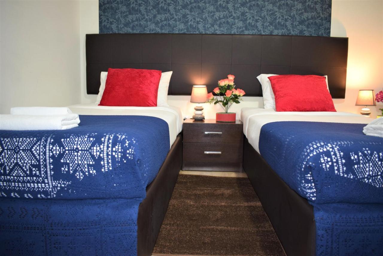 Quarto Twin com Casa de Banho Partilhada