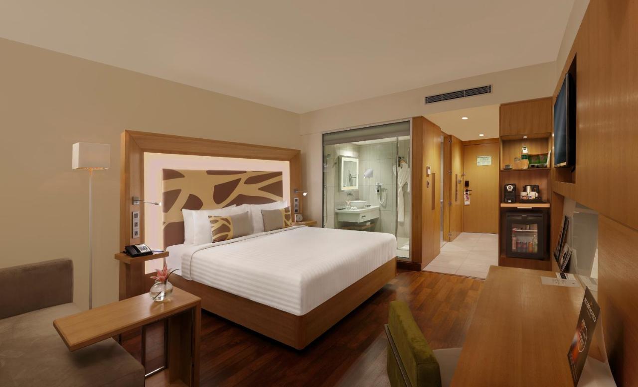 Executive Room King bed with Cocktail Hours,998107830:JPEG