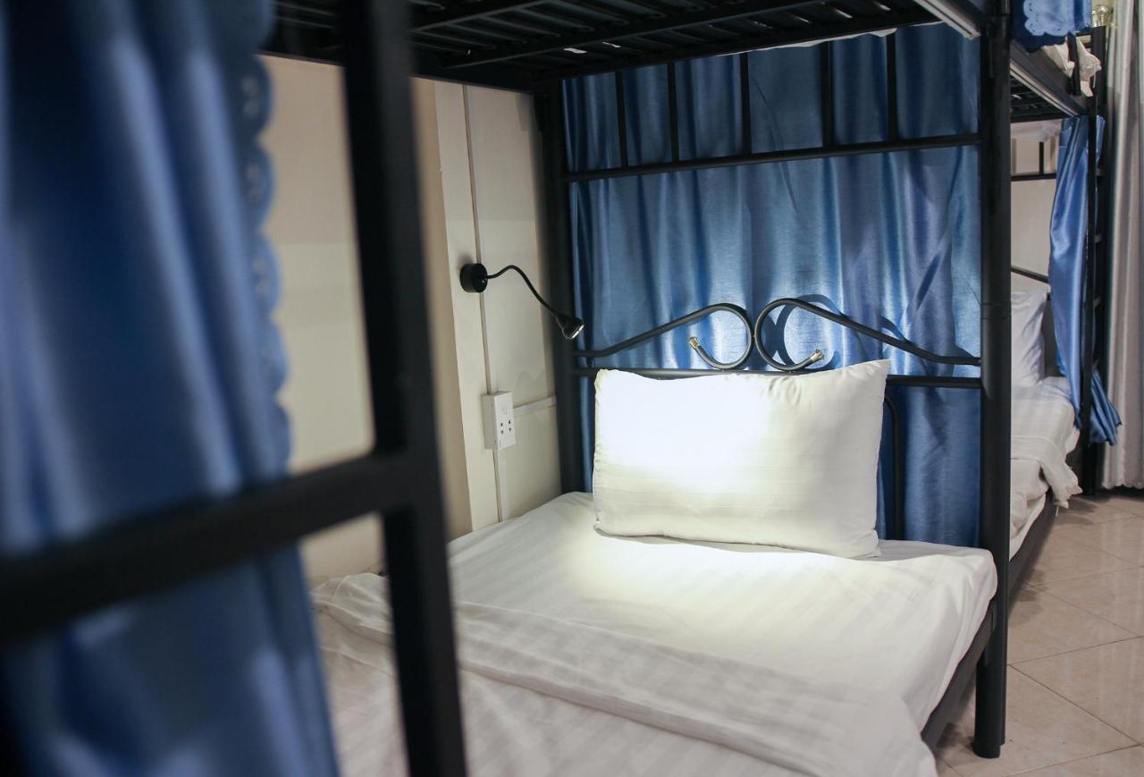 Posto Letto in Dormitorio Misto con 8 Letti