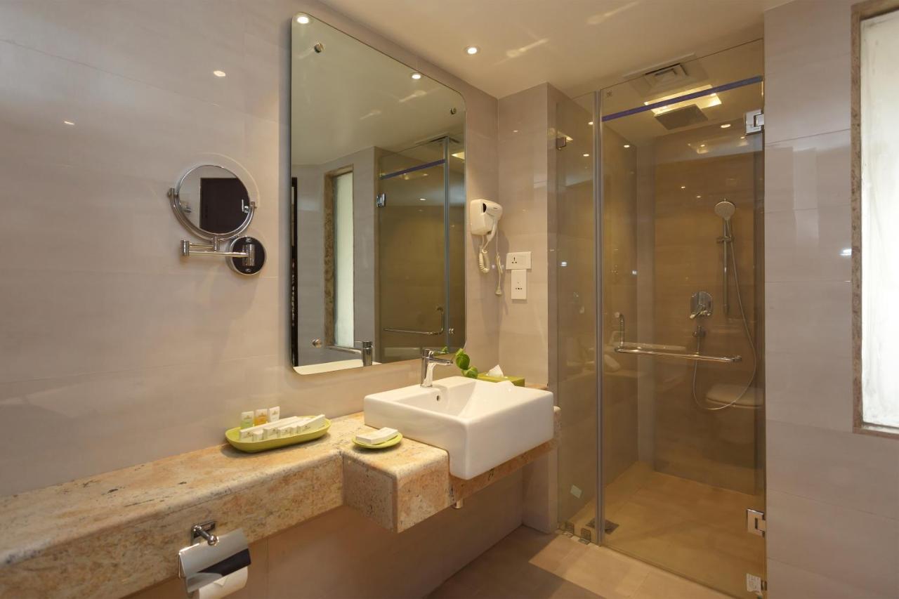 3 Bedroom Apartment with Bathtub, Balcony & Pool View